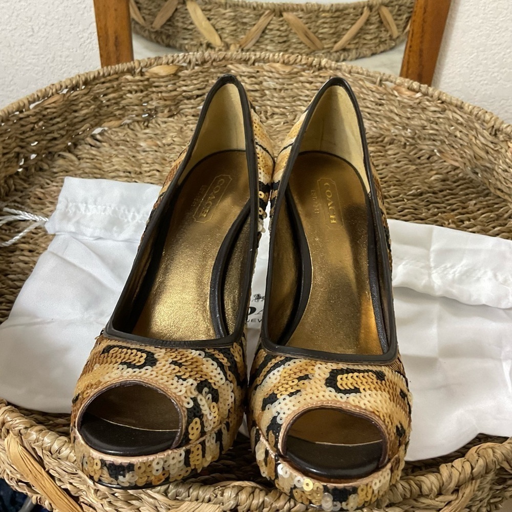 COACH GENUINE SEQUINED leopard  PRINT HEELS,
UNIQUE EUC 5.5 on trend, metallic - Picture 4 of 6